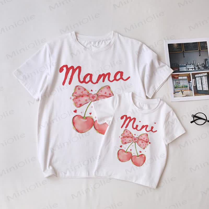 Maglietta coordinata per tutta la famiglia, colore bianco ciliegia, con fiocco, per mamma e mini. - Bianco - T-shirt da adulto: XL - image 1