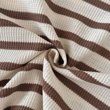 Completo da neonato in spugna con maglietta a righe e pantaloncini. - image 6