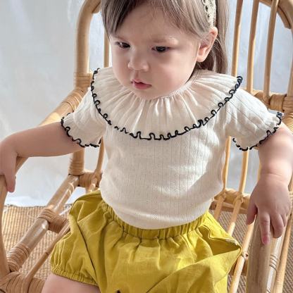 T-shirt da bambina in cotone con colletto a volant. - image 7