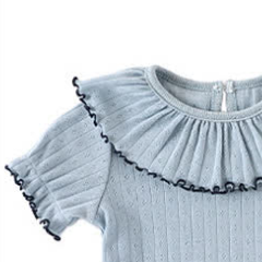 T-shirt da bambina in cotone con colletto a volant. - image 5