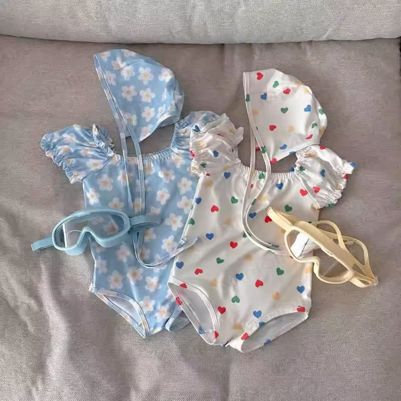 Costume da bagno per bambina con fiori e cuori e cappellino - image 4