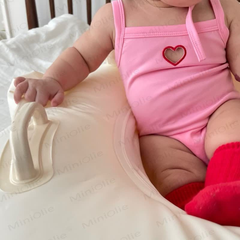 Costume da bagno per bambina con cuoricini e cappellino - image 12