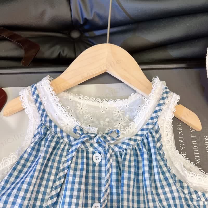 Completo da bambina composto da canotta e pantaloni a quadretti con fiocco in pizzo. - image 3