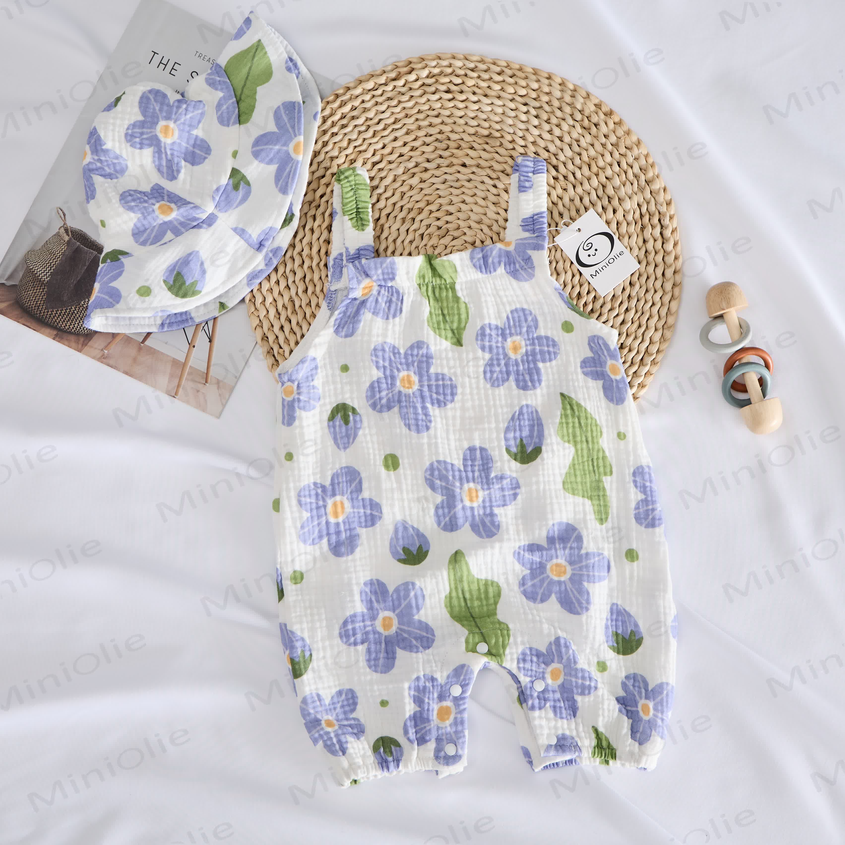 Tutina bianca con fiori e fragole per neonati, completa di cappellino. - image 2