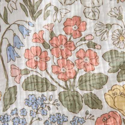 Tutina bianca per neonati con motivo floreale primaverile e cappellino. - image 5