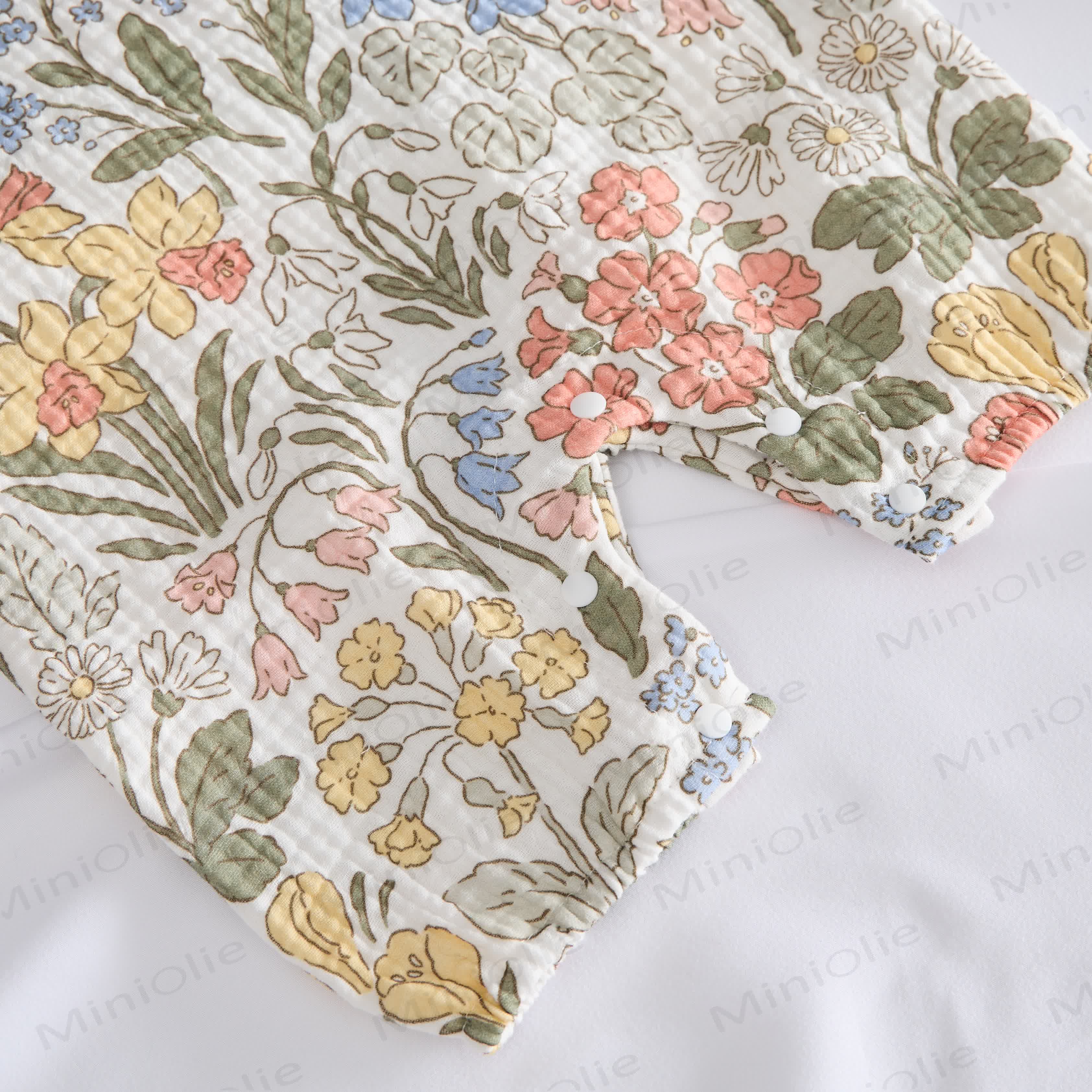 Tutina bianca per neonati con motivo floreale primaverile e cappellino. - image 4