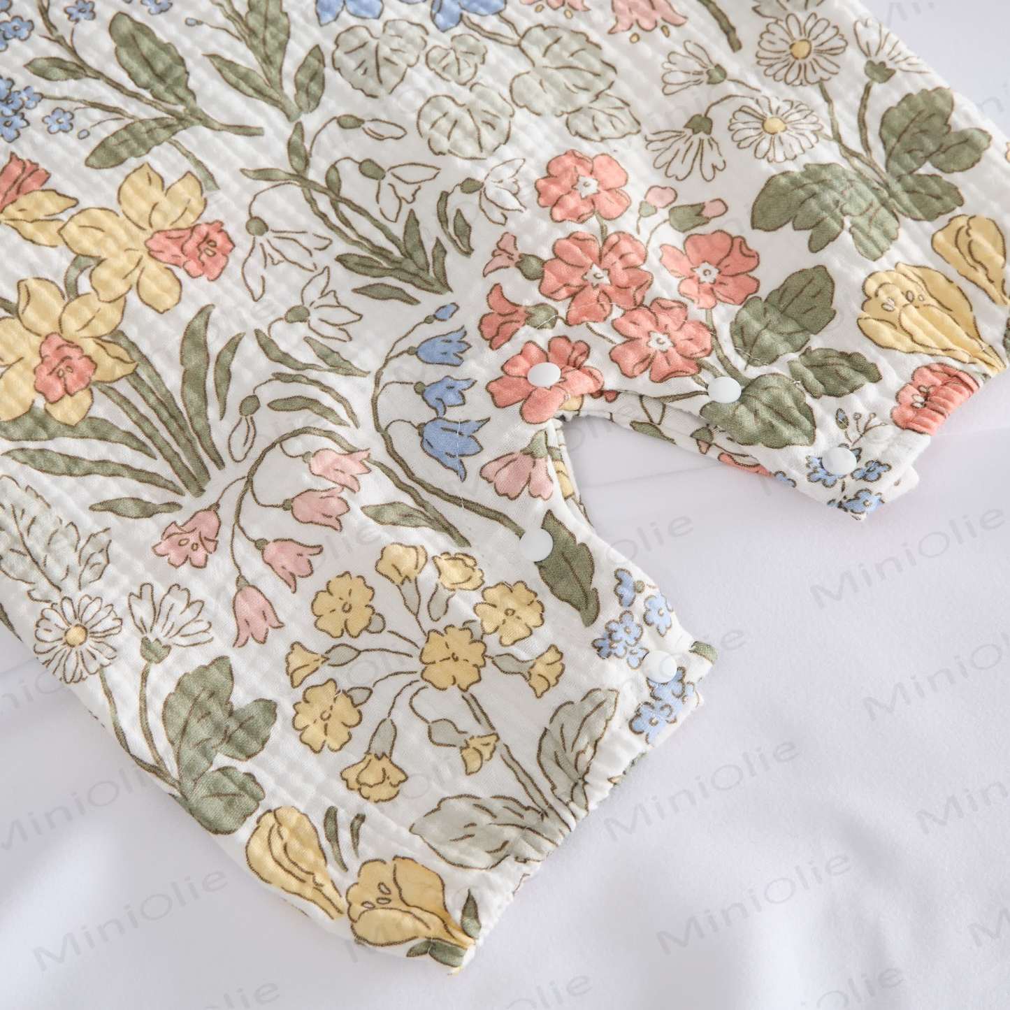 Tutina bianca per neonati con motivo floreale primaverile e cappellino. - image 4