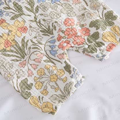 Tutina bianca per neonati con motivo floreale primaverile e cappellino. - image 4