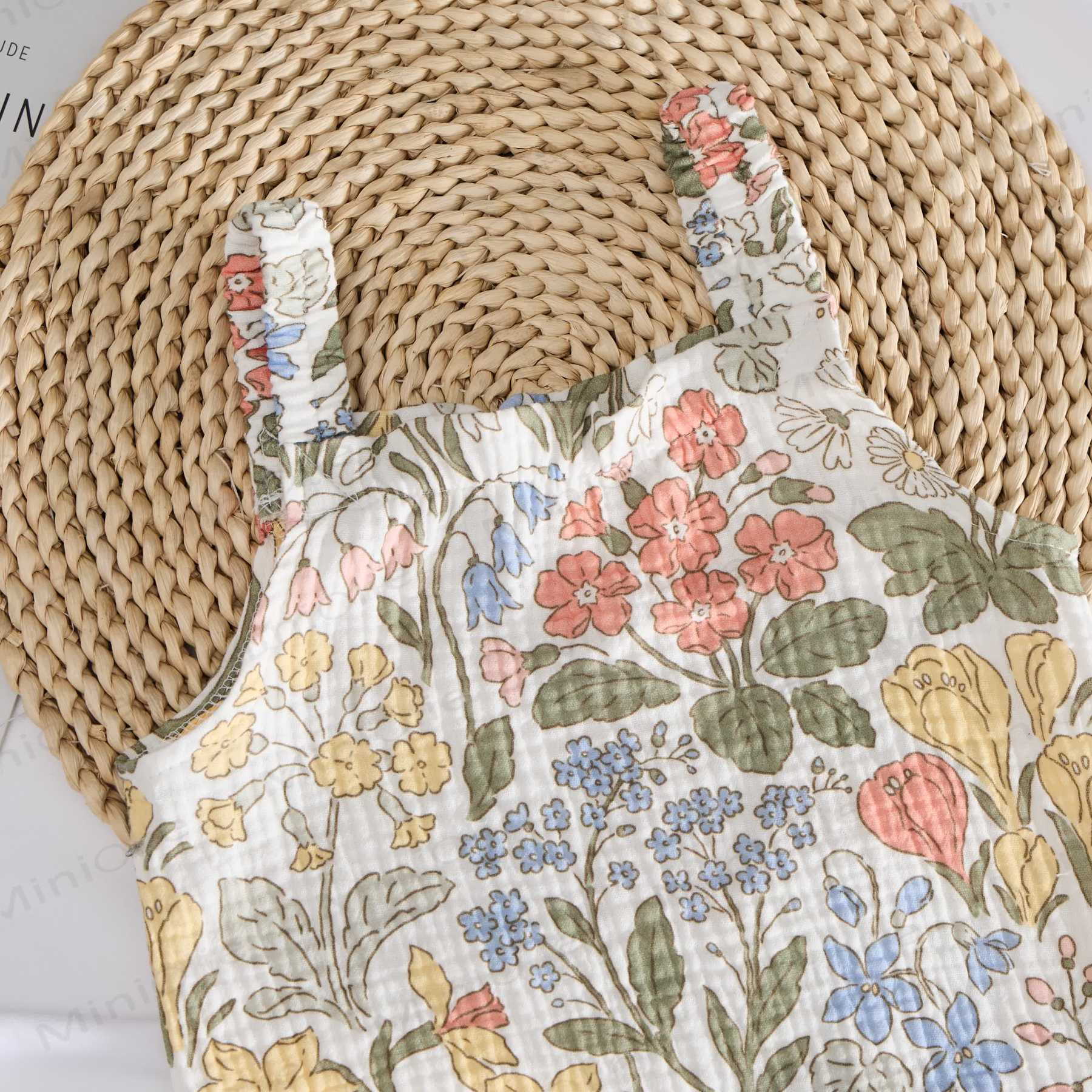 Tutina bianca per neonati con motivo floreale primaverile e cappellino. - image 3