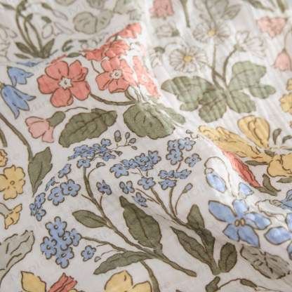 Tutina bianca per neonati con motivo floreale primaverile e cappellino. - image 6
