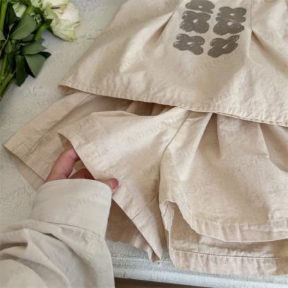 Completo da bambina composto da canotta e pantaloncini con stampa floreale. - image 4