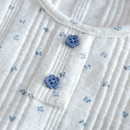 Completo da bambina con gilet e pantaloni blu a fantasia floreale. - image 4