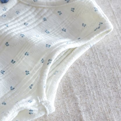 Completo da bambina con gilet e pantaloni blu a fantasia floreale. - image 5