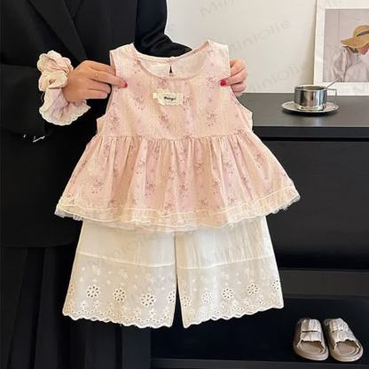 Completo da bambina composto da canotta e pantaloni rosa con stampa floreale in pizzo. - image 2