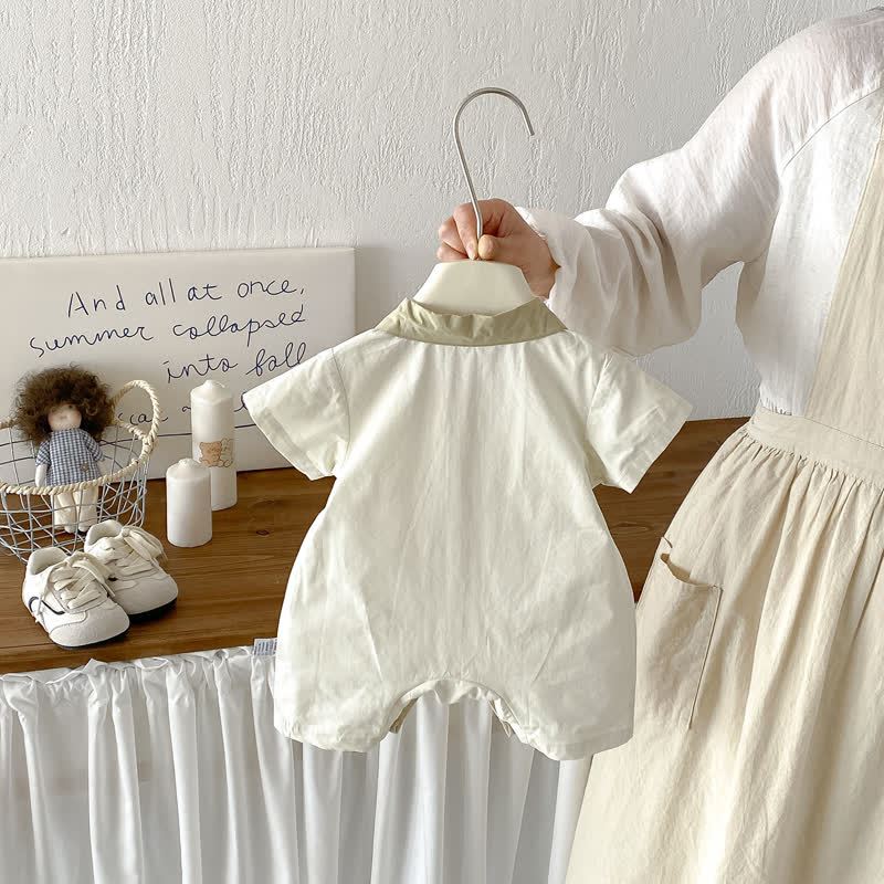 Tutina beige da neonato con cravatta a cartoni animati - image 2