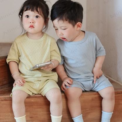 Set pigiama per bambino composto da maglietta e pantaloni in cotone - image 8