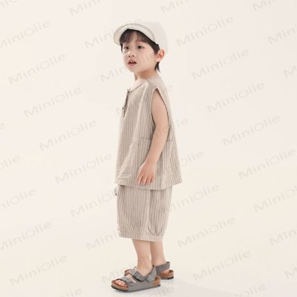 Completo da bambino in cotone con canotta e pantaloncini a righe. - image 1