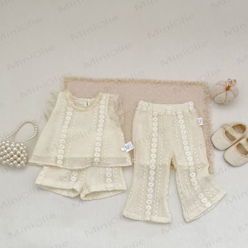 Completo per bambina composto da pantaloni o canotta e pantaloncini in pizzo beige tinta unita. - image 1