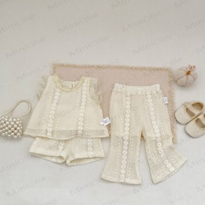 Completo per bambina composto da pantaloni o canotta e pantaloncini in pizzo beige tinta unita. - image 1