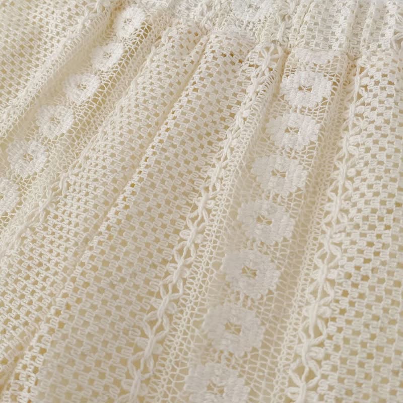 Completo per bambina composto da pantaloni o canotta e pantaloncini in pizzo beige tinta unita. - image 5