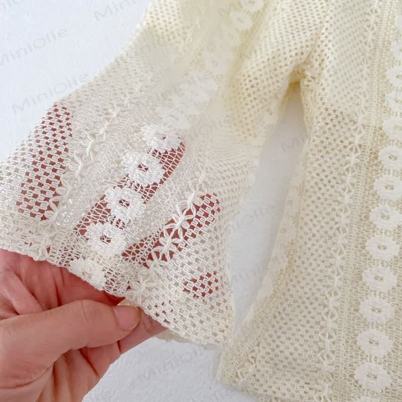 Completo per bambina composto da pantaloni o canotta e pantaloncini in pizzo beige tinta unita. - image 6