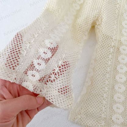 Completo per bambina composto da pantaloni o canotta e pantaloncini in pizzo beige tinta unita. - image 6