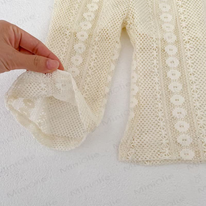 Completo per bambina composto da pantaloni o canotta e pantaloncini in pizzo beige tinta unita. - image 7