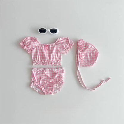 Completo da bagno per bambina con stampa a pois/quadri e volant, completo di cappellino. - Quadri rosa - 2-3T - image 3