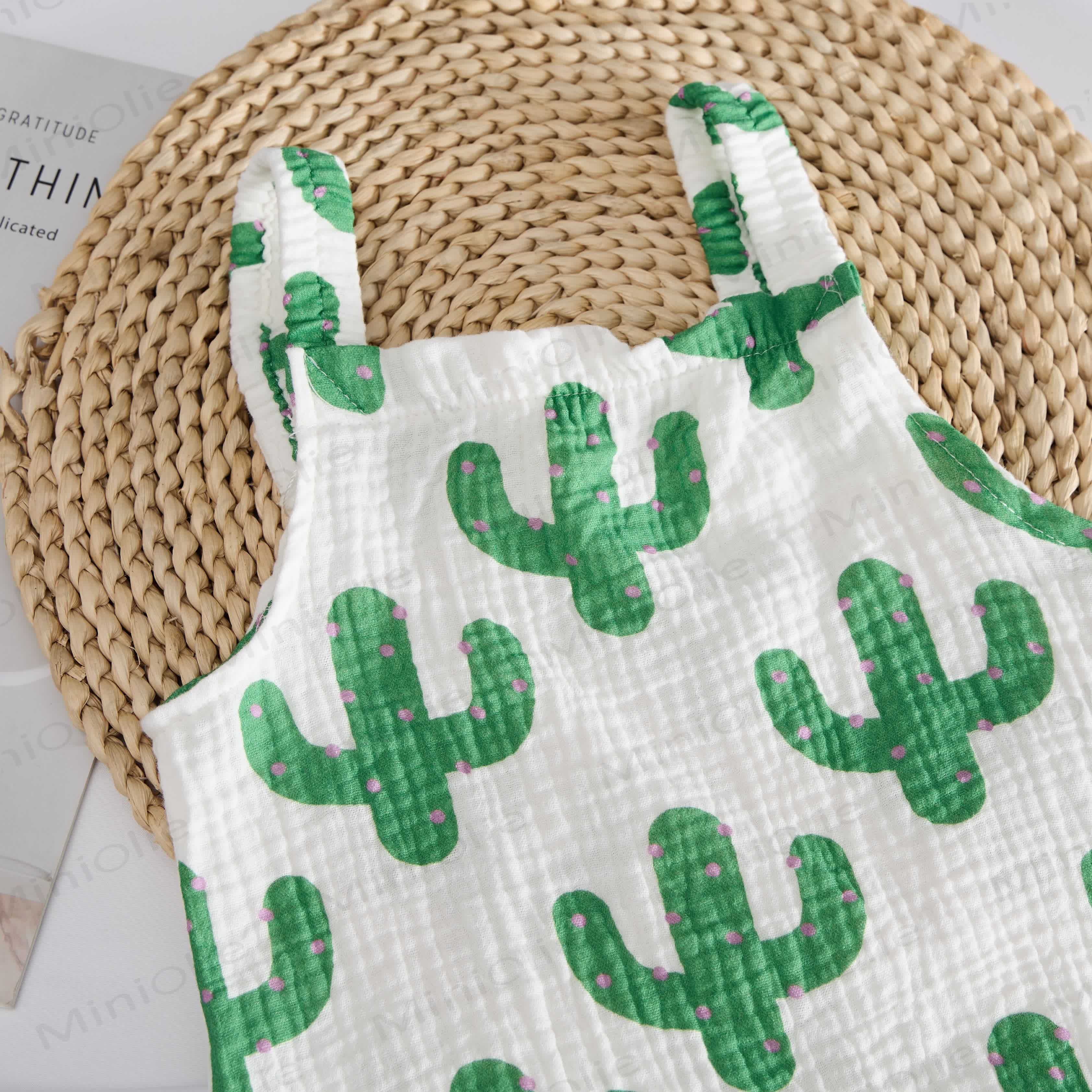 Tutina bianca per neonati con stampa di cactus e cappellino - image 3