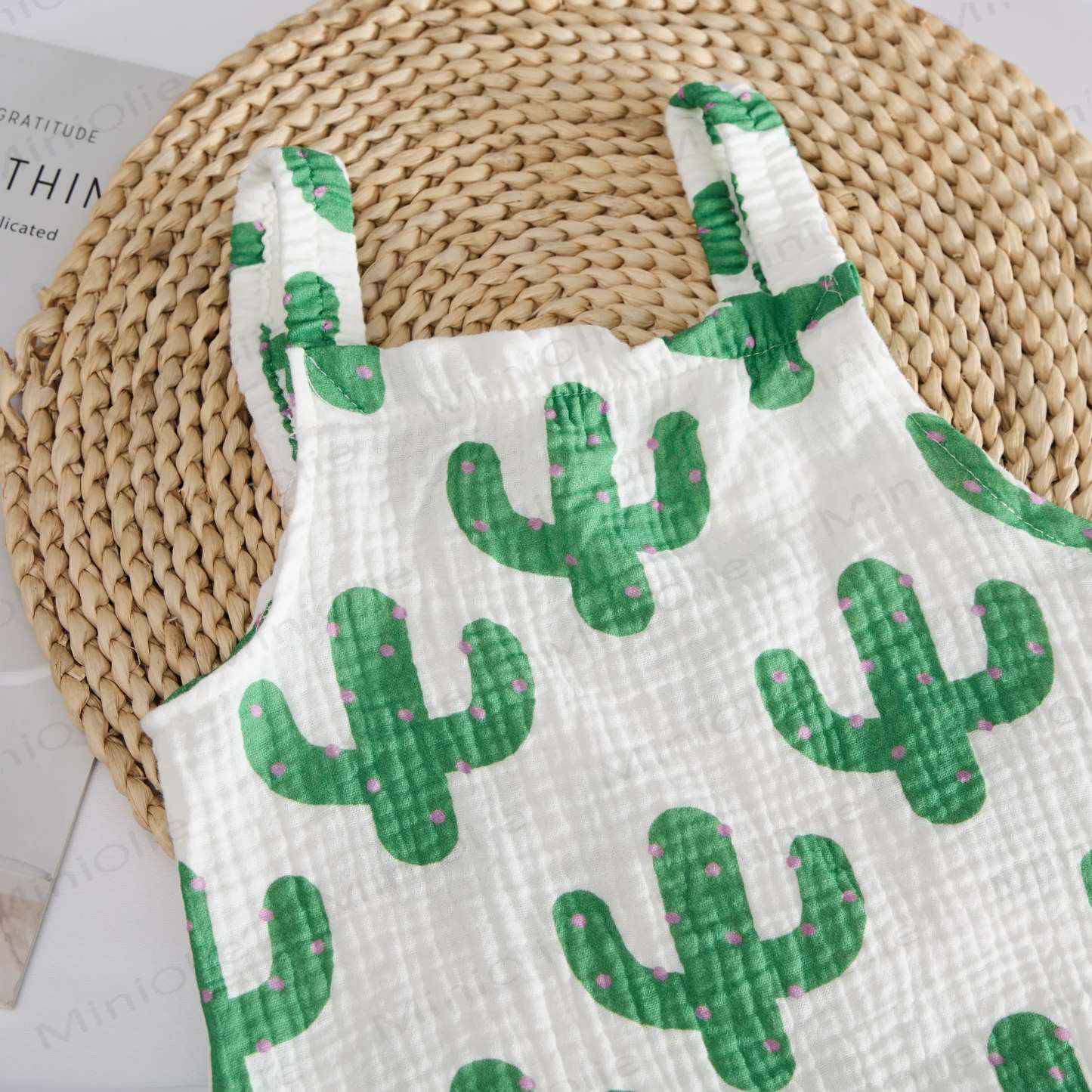 Tutina bianca per neonati con stampa di cactus e cappellino - image 3