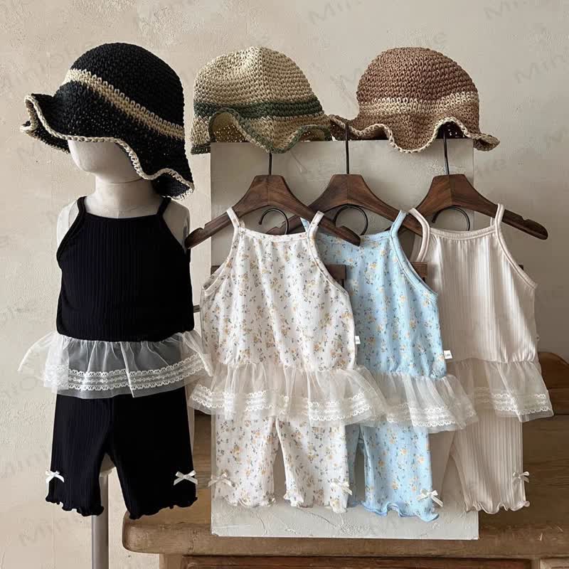 Completo per bambina composto da canotta e pantaloncini in cotone a coste con fiocco in pizzo. - image 1