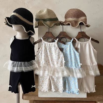Completo per bambina composto da canotta e pantaloncini in cotone a coste con fiocco in pizzo. - image 1