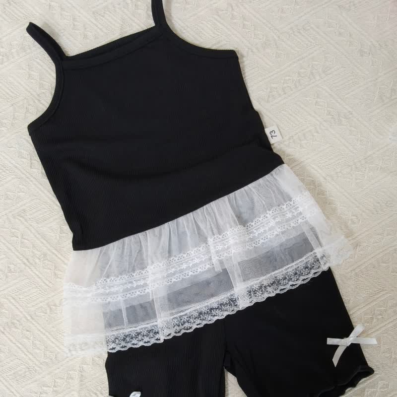 Completo per bambina composto da canotta e pantaloncini in cotone a coste con fiocco in pizzo. - Nero - 4-5T - image 2