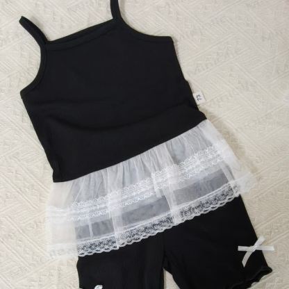 Completo per bambina composto da canotta e pantaloncini in cotone a coste con fiocco in pizzo. - Nero - 4-5T - image 2
