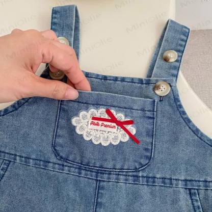 Salopette da bambina in denim lavato con volant e fiocco - image 3