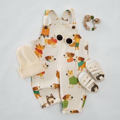 Salopette beige per neonati e bambini con stampa di cani e tasche - image 3