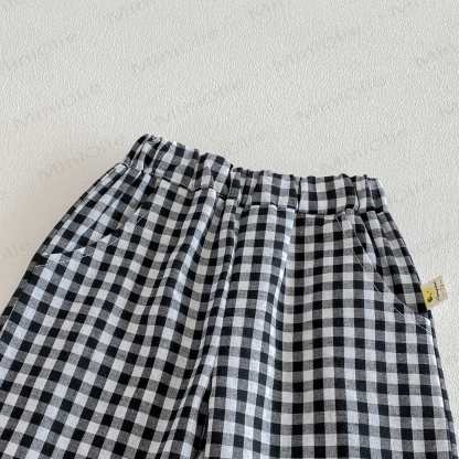 Completo da bambina composto da canotta e pantaloni in cotone a quadretti. - image 3