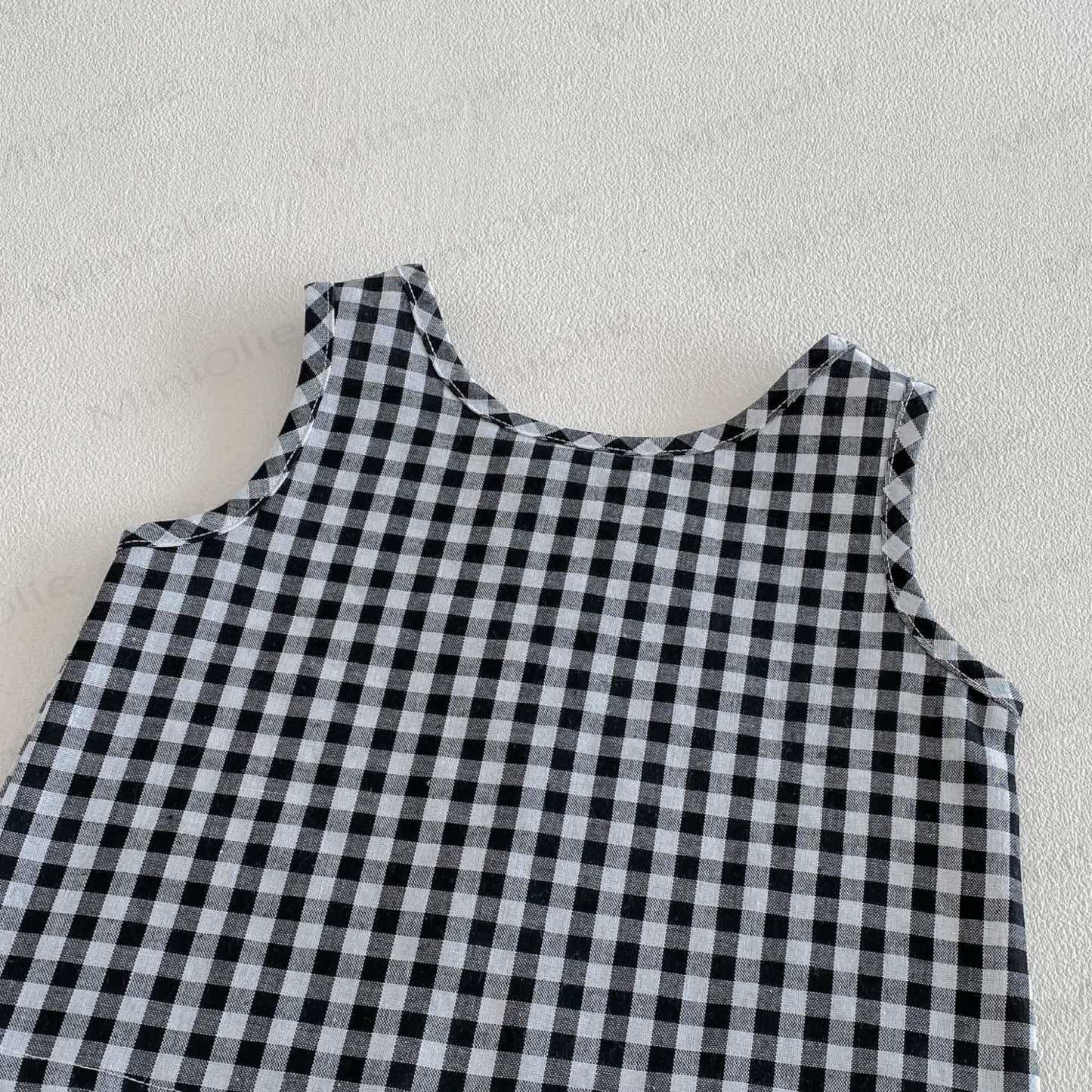 Completo da bambina composto da canotta e pantaloni in cotone a quadretti. - image 5