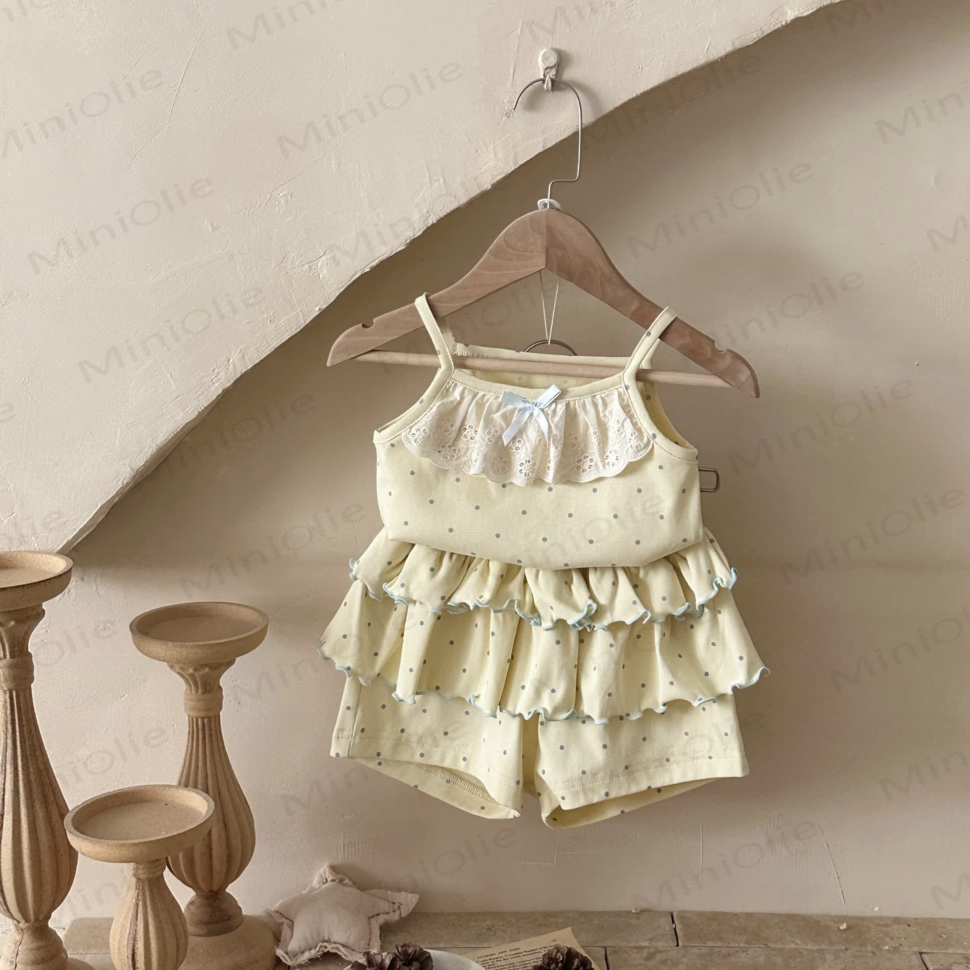 Completo da bambina con canotta e pantaloncini in cotone a pois con volant. - image 1
