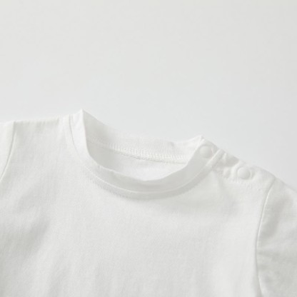 Maglietta a maniche corte tinta unita per neonati con spalline. - image 8