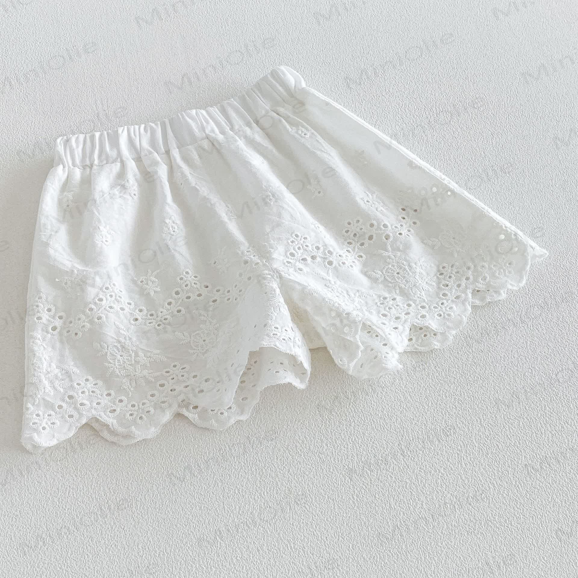 Canotta con volant a margherite per bambine, salopette floreale o pantaloncini bianchi a tinta unita. - image 12