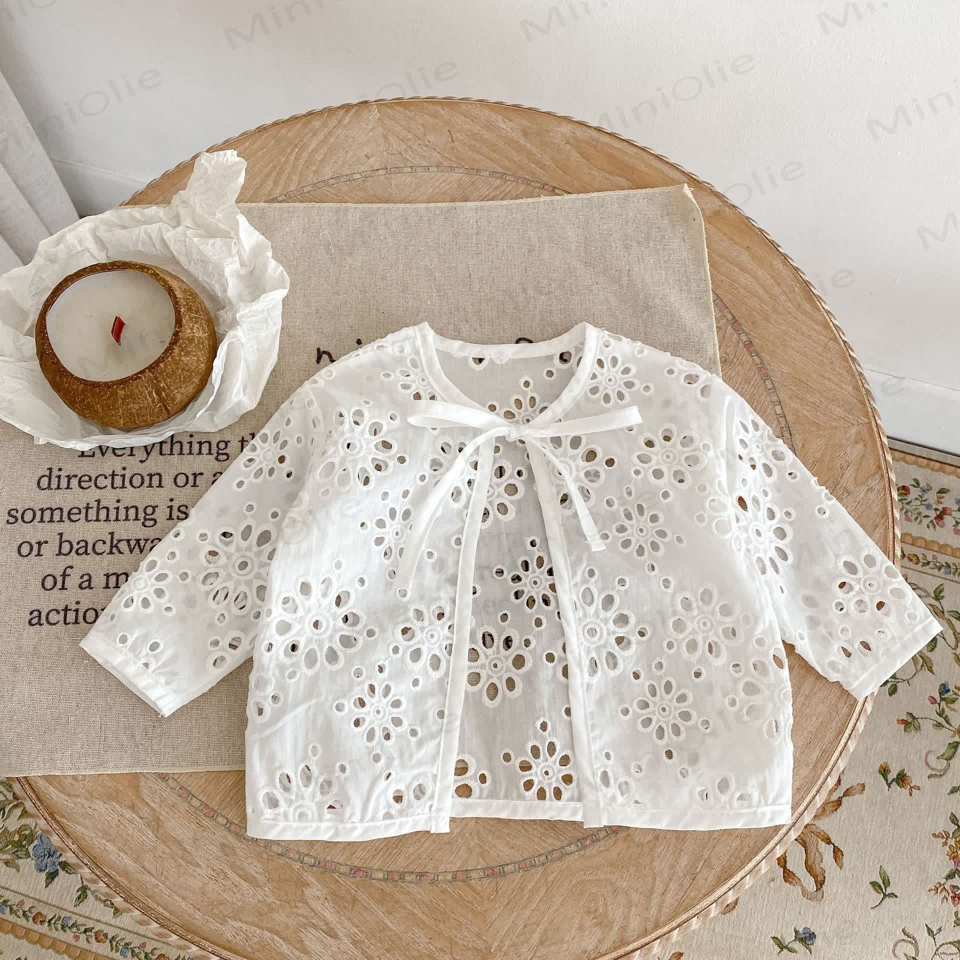 Capospalla da bambina con fiocco, pizzo e intagli. - image 1