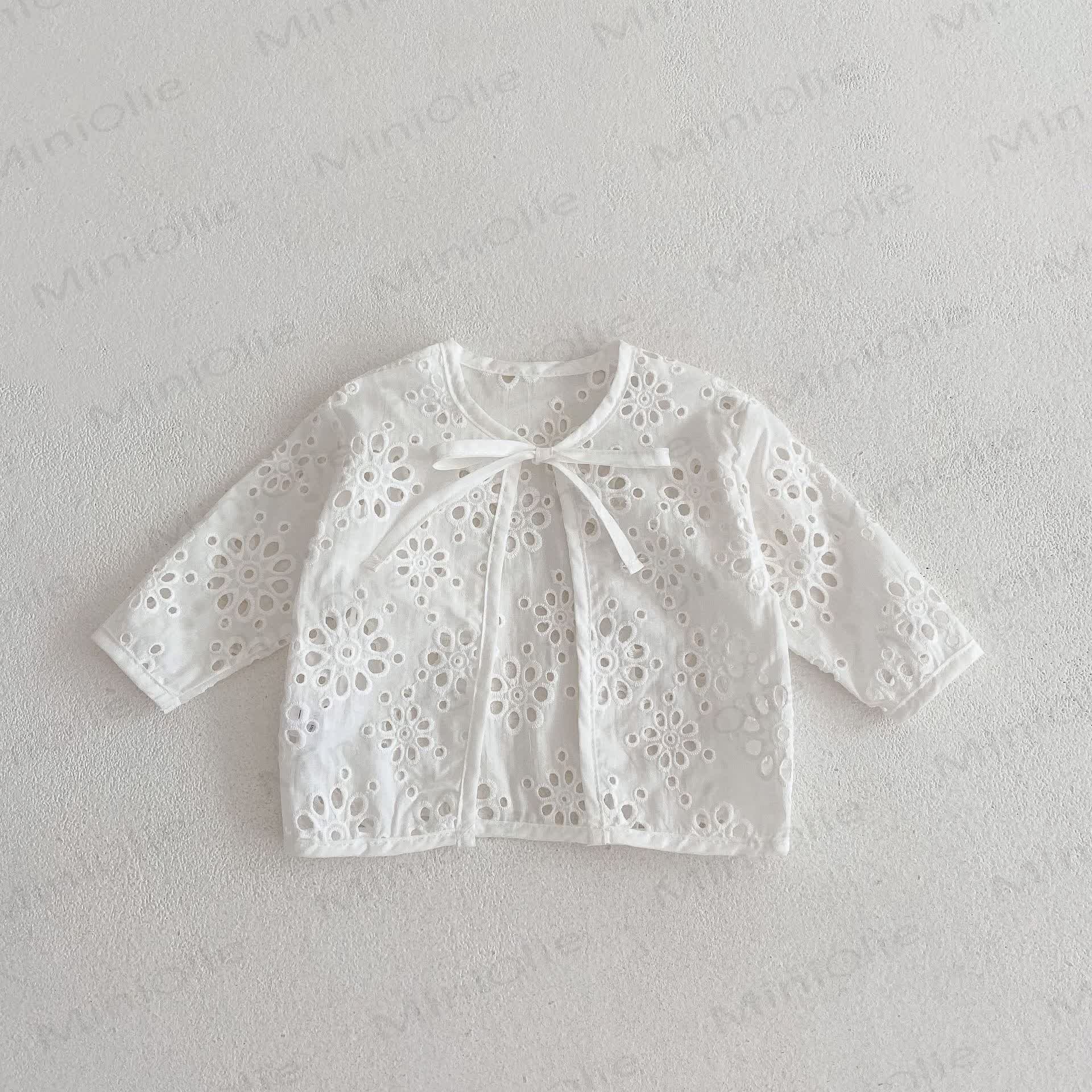 Capospalla da bambina con fiocco, pizzo e intagli. - Bianco - 2-3T - image 2