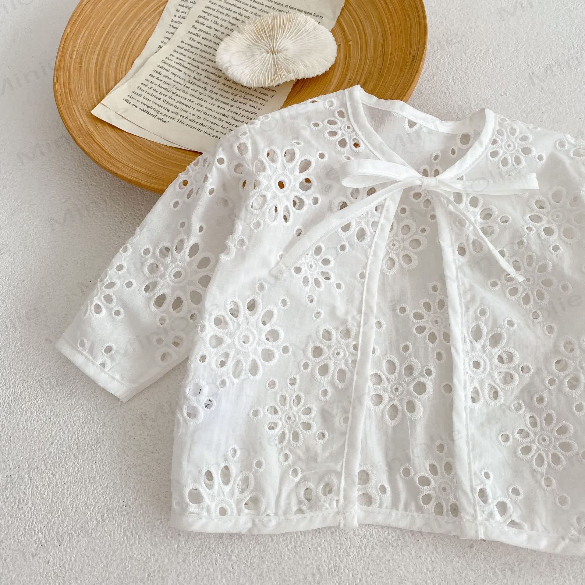 Capospalla da bambina con fiocco, pizzo e intagli. - image 5