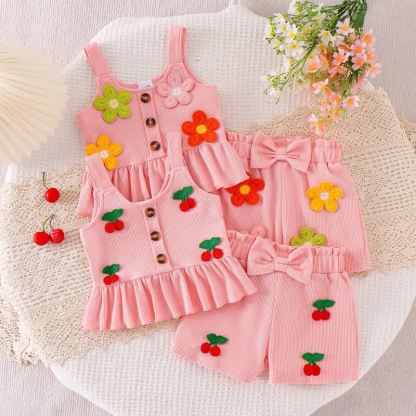 Completo da bambina composto da maglietta a maniche corte con spalline a nido d'ape e pantaloncini rosa con stampa floreale/ciliegia. - image 1