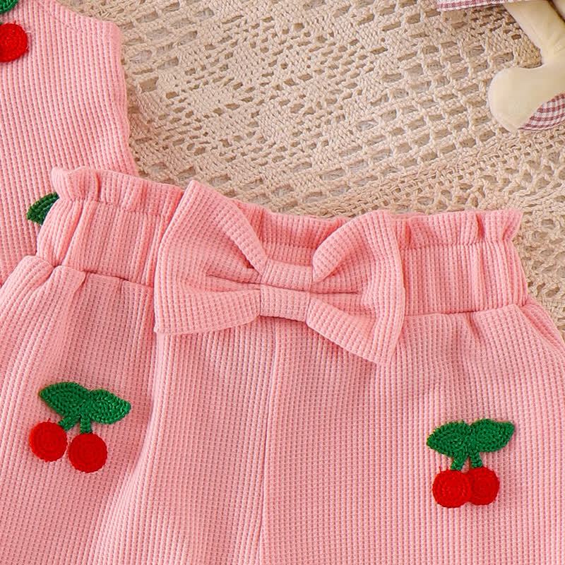 Completo da bambina composto da maglietta a maniche corte con spalline a nido d'ape e pantaloncini rosa con stampa floreale/ciliegia. - image 9