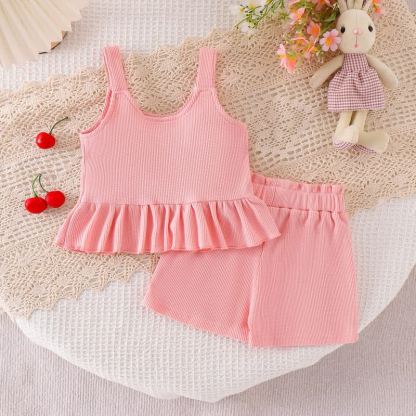 Completo da bambina composto da maglietta a maniche corte con spalline a nido d'ape e pantaloncini rosa con stampa floreale/ciliegia. - image 4
