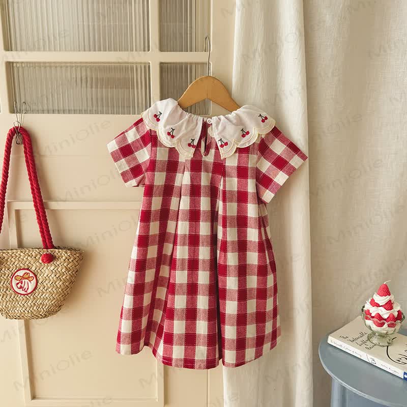 Vestito a maniche corte a quadretti rossi con colletto a ciliegia per bambina - image 3