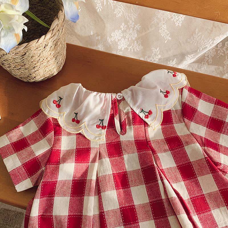 Vestito a maniche corte a quadretti rossi con colletto a ciliegia per bambina - image 6