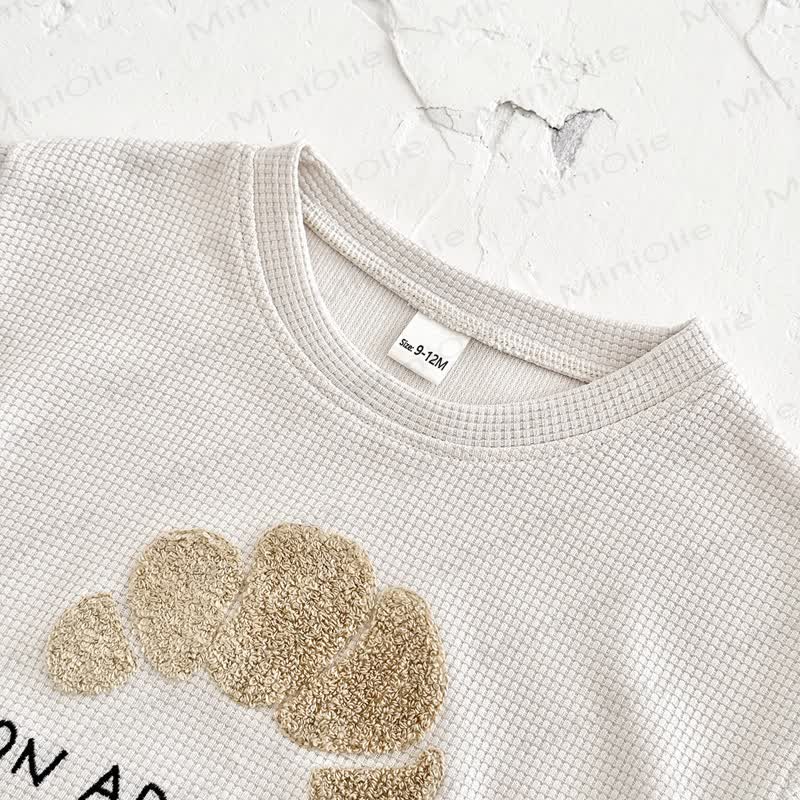 Completo da 2 pezzi per neonati composto da maglietta con stampa waffle e croissant e pantaloncini a righe. - image 3